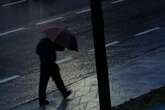 Para mojarnos menos bajo la lluvia, ¿es mejor caminar o correr?