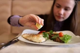 Ni con dos raciones a la semana: no hay pruebas de que comer pescado mejore la inteligencia de niños y adolescentes