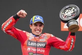 Marc Márquez gana el GP de Países Bajos y Álex se rompe la mano izquierda en una dura caída