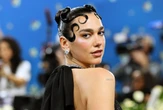 Un padre rockero, varios récords Guinness y otras curiosidades de Dua Lipa por su 30º cumpleaños