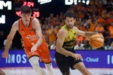 El Valencia derrota al Tenerife y demuestra que piensa apurar la Fonteta hasta el último día