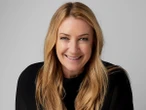 Anya Hindmarch, la diseñadora de bolsos que lucen reinas y actrices a la que le cambió la vida una ‘tote bag’: “No me gusta cuando la moda es cuestión de mostrar lo rica que eres”
