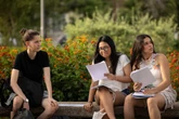Las autonomías autorizan cada vez más plazas a la universidad privada mientras la pública es incapaz de acoger a miles de alumnos