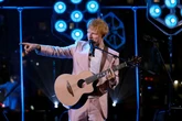 La historia del viejo móvil de Ed Sheeran convertida en canción y en una cuenta de Instagram repleta de recuerdos con artistas y amigos como Taylor Swift