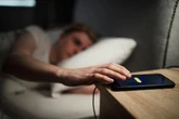 ¿Cinco minutos más? Si eres mujer o trabajas a turnos querrás posponer tu despertador más a menudo (aunque no puedas)