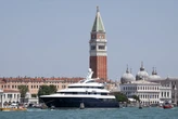 Jeff Bezos y Lauren Sanchez se ven obligados a cambiar el lugar de su fiesta de boda en Venecia por seguridad