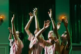 Las críticas de teatro y danza de la semana: una obra entre la genialidad y el desconcierto, una farsa con Juan Carlos I como protagonista y baile contra la gordofobia