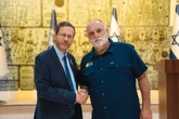 Críticas al chef José Andrés por reunirse con el presidente de Israel un año después del ataque que mató a siete cooperantes de su ONG