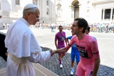 Hasta el Papa bendice a Simon Yates, espléndido ganador del Giro de Italia