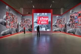 Barbara Kruger, la artista de la palabra, reescribe sus mensajes en Bilbao