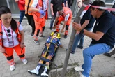 Mikel Landa abandona el Giro en ambulancia tras una fuerte caída en una primera etapa ganada por Pedersen
