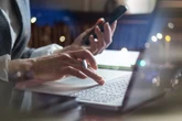 ¿Pueden despedirme si me pillan buscando otro trabajo?