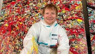 Ed Sheeran pone en venta su obra artística durante su gira por una buena causa: “Es mi vía de escape creativa”