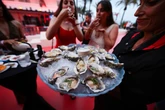 Una isla, dos veranos: hotelazo y ostras un día; pizza y camping al siguiente