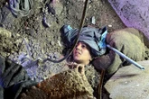 Una joven gazatí es rescatada de los escombros de un bombardeo israelí