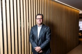 Paul Hudson (Sanofi): “El ritmo al que la Seguridad Social cubre ciertas medicinas en España es un poco lento”