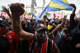 Hinchas argentinos se enfrentan a la policía en una marcha de jubilados contra Milei