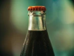 Jugar para aprender: así se reutiliza la botella de refresco más famosa del bar