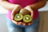 Es oficial: el kiwi “ayuda a ir al baño”… y reabre el debate sobre la publicidad alimentaria