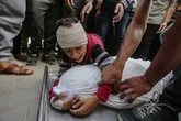 Más de 30 muertos, la mitad de ellos niños, al bombardear Israel un colegio que servía de refugio en Gaza