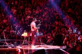 La broma de Chris Martin antes de volver a sacar la ‘Kiss Cam’ en un concierto de Coldplay: “Si no se han maquillado, maquíllense ahora”