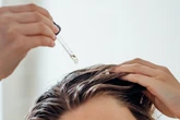 Los trucos de expertos para cuidar el cabello: ducharse con agua templada y aplicar aceite en el pelo antes de la piscina