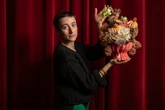 Fàtima Valldeperas, la artista floral que rompe una lanza a favor de lo artificial: “Me ha abierto una vía de experimentación”
