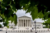 El Supremo de Estados Unidos permite a Trump reanudar los despidos masivos en agencias federales