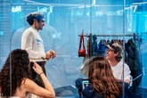 En el taller de Nude Project, la marca que obsesiona a la generación Z: “El mundo no necesita más sudaderas, pero la gente sí quiere pertenecer a algo”