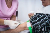 Un nuevo método permite detectar el alzhéimer con un análisis de sangre a personas con síntomas