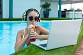 La mejor tecnología para un día de piscina: música, lectura, vídeos, baterías…