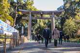 Detenido un estadounidense por grabar con las uñas unas letras en santuario Meiji de Tokio