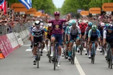 Pedersen viaja de Albania a Italia con la ‘maglia’ rosa del Giro en la maleta