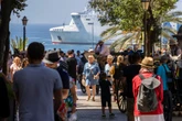 Mallorca rebaja su tope de plazas turísticas legales para combatir la creciente saturación en la isla