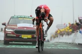Tadej Pogacar se asusta en la niebla del Tourmalet y deja hacer a los ciclistas que sufren en el Tour de Francia