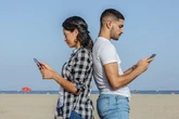 Por qué algunas personas necesitan silenciar en redes sociales tras una ruptura emocional: “No hacerlo es como clavarte un cuchillo a ti mismo”