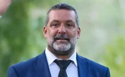 El cantante Jaime Anglada, amigo de Felipe VI, sigue en la UCI y responde a las operaciones “sin complicaciones inmediatas”