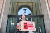 Una barrendera entrega al Ministerio de Trabajo 63.375 firmas pidiendo regular los trabajos de exterior en verano: “No hay cuerpo que lo aguante”