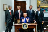 Trump decreta una rebaja de hasta el 80% en los precios de los medicamentos y exige a las farmacéuticas que los suban al resto de países desarrollados