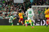 El Betis, que mereció más, se lleva una buena renta a Polonia