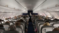 Un ingeniero aeronáutico desvela qué significa realmente cada 'ding' que suena en el avión: "Un código secreto"