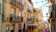Al menos 20 heridos, dos en estado crítico, al descarrilar un funicular en Lisboa