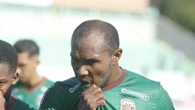 Un equipo rescinde el contrato de su delantero tras agredir a un compañero en pleno partido