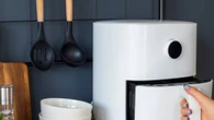 Lo estás haciendo mal: Este el truco casero con el que dejarás tu airfryer reluciente y libre de grasa