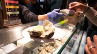 Expertos avisan del gasto extra invisible al usar tu tarjeta este verano: los turistas pierden cientos de euros