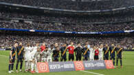 El público del Bernabéu reacciona con pitos a la foto con el lema en favor de los árbitros