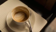 Qué significa dejar el último sorbo del café en la taza, según la psicología