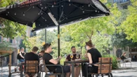 Revisa la cuenta del bar y descubre un mensaje del camarero en el papel que le hace pedir la hoja de reclamaciones: "Totalmente justificado"
