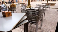 Bares y cafeterías se hartan de ver sillas vacías por las olas de calor en verano: "15 días cierras tú y los otros yo"