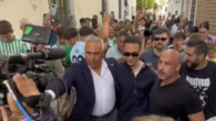 Antony se da un baño de masas en Triana: "Era Betis o Betis"